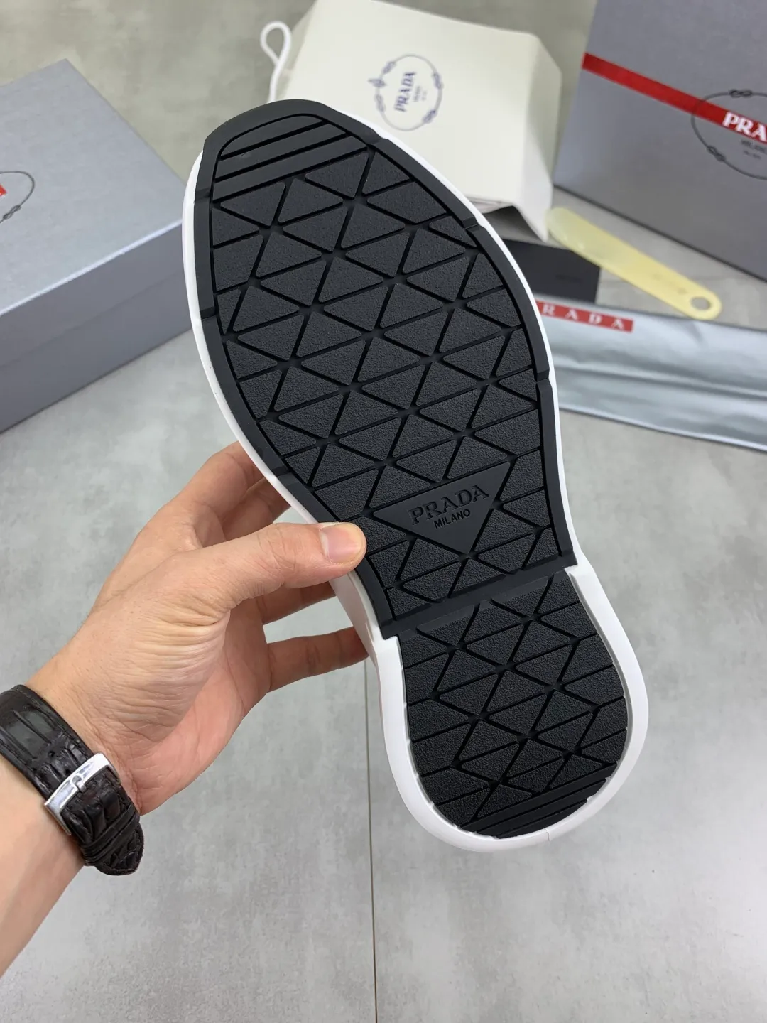 Men's men's shoes 💰P640💰 [New style] popular models are on the official website, 🆘 The trendy brand (Prada) mainly promotes popular models, avant-garde and versatile fashionable men's shoes private version mold opening, cowhide surface splicing 1:1.. Fashionable and simple, original imported cowhide lining cowhide feet; the atmosphere and personality are more fashionable, eye-catching and pursuing class. It will subvert old ideas and be a must-have for fashionistas with you! Must keep it! Tall and comfortable, large and low, high-end quality workmanship. Size: 38-45 Black and white available.